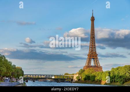 Paisible jour de printemps : panorama de la Seine avec Tour Eiffel et pont Bir Hakeim Banque D'Images