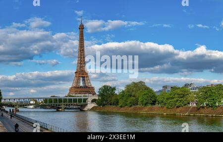 Paisible jour de printemps : panorama de la Seine avec Tour Eiffel et pont Bir Hakeim Banque D'Images