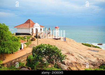 Vihara Kirinda Temple près de la ville de Tissamaharama, au Sri Lanka. Kirinda est un temple bouddhiste construit sur l'énorme rocher rocher sur la plage Kirinda. Banque D'Images