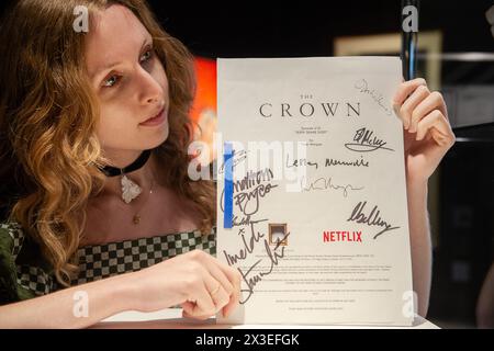 Londres, Angleterre, Royaume-Uni. 26 avril 2024. Bonhams Auction House emploee affiche un script autographié de la série Crown Netflix. Les collections personnelles de Kenneth Partridge, architecte d'intérieur des Beatles, et de l'écrivain et expert royal Hugo Vickers figurent parmi les points forts de la vente des collections Bonhams qui se déroulera du 29 au 30 avril à Bonhams Knightsbridge. La vente verra également la partie III de la vente des accessoires et costumes de la série Netflix The Crown, suite au succès de la vente principale chez Bonhams en février. (Crédit image : © Thomas Krych/ZUMA Press Wire) USAGE ÉDITORIAL Banque D'Images