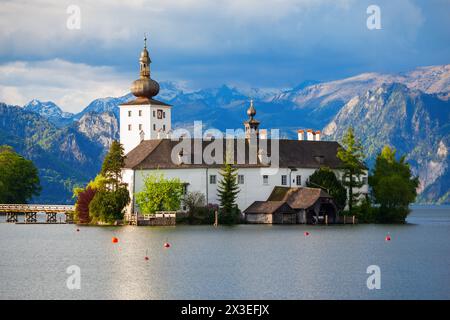 Gmunden Schloss Ort ou Schloss Orth dans le lac Traunsee Gmunden en ville. Schloss Ort est un château autrichien fondé autour de l'an 1080. Banque D'Images