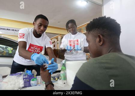 Accra, Ghana. 25 avril 2024. Un homme reçoit un test de dépistage du paludisme lors d'un événement marquant la Journée mondiale contre le paludisme à Accra, au Ghana, le 25 avril 2024. POUR ALLER AVEC 'Ghana vise à réduire les décès dus au paludisme de 90 pct d'ici 2028' crédit : Seth/Xinhua/Alamy Live News Banque D'Images