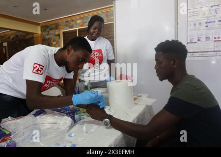 Accra, Ghana. 25 avril 2024. Un homme reçoit un test de dépistage du paludisme lors d'un événement marquant la Journée mondiale contre le paludisme à Accra, au Ghana, le 25 avril 2024. POUR ALLER AVEC 'Ghana vise à réduire les décès dus au paludisme de 90 pct d'ici 2028' crédit : Seth/Xinhua/Alamy Live News Banque D'Images