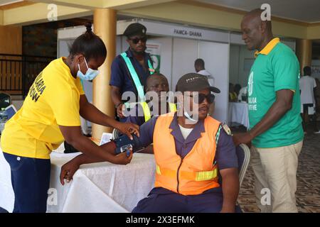 Accra, Ghana. 25 avril 2024. Un homme mesure sa tension artérielle lors d’un événement marquant la Journée mondiale contre le paludisme à Accra, au Ghana, le 25 avril 2024. POUR ALLER AVEC 'Ghana vise à réduire les décès dus au paludisme de 90 pct d'ici 2028' crédit : Seth/Xinhua/Alamy Live News Banque D'Images