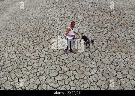 Khulna, Bangladesh - 11 avril 2024 : la chaleur intense de l'été, l'eau s'est asséchée et le sol a éclaté dans la région côtière de Khulna distric Banque D'Images