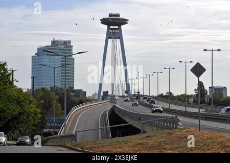 Les véhicules traversent le Danube sur le pont SNP de Bratislava, souvent appelé le pont des OVNIS. Banque D'Images