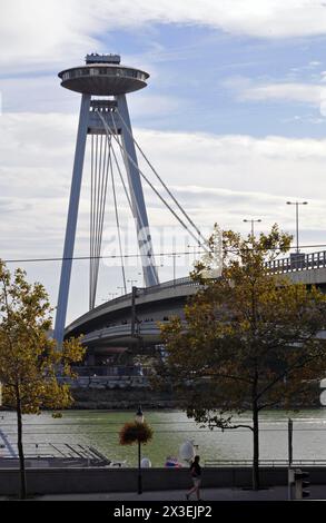 Le pont SNP, ou pont OVNI, à Bratislava, traverse le Danube et contient une plate-forme d'observation et un restaurant. Banque D'Images