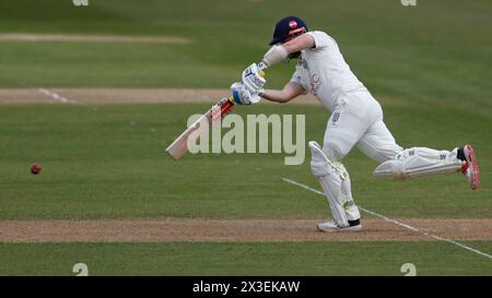 Le batteur Ollie Robinson de Durham lors du LV= County Championship match entre Durham County Cricket Club et Essex au Seat unique Riverside, Chester le Street le vendredi 26 avril 2024. (Photo : Mark Fletcher | mi News) crédit : MI News & Sport /Alamy Live News Banque D'Images