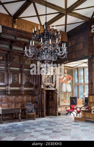 Lustre dans la grande salle de Speke Hall, Grade I classé National Trust Tudor Manor House, Liverpool, Angleterre, Royaume-Uni. Banque D'Images