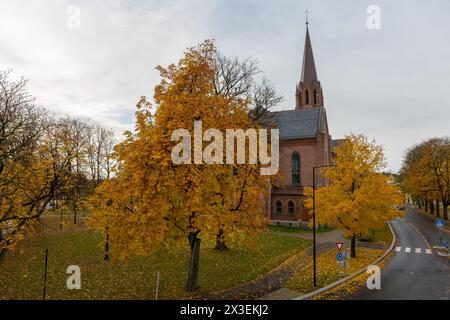 Fredrikstad, Norvège - 27 octobre 2016 : Église évangélique Domkirke au parc de la ville dans les couleurs jaunes de l'automne. Banque D'Images