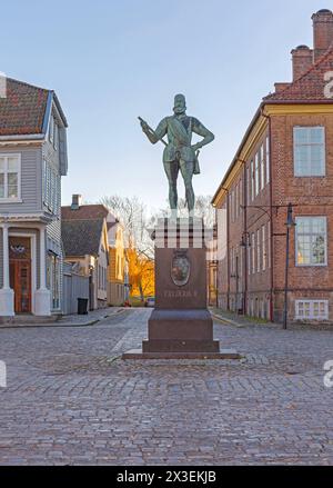 Fredrikstad, Norvège - 28 octobre 2016 : Statue en bronze du roi Frédéric II à Kirkegaten Street dans Gamle Town Historic Landmark. Banque D'Images