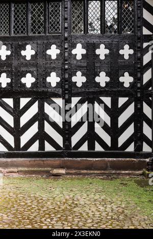 Extérieur décoratif Wattle-and-Daub au Speke Hall, Grade I Listed National Trust Tudor Manor House, Liverpool, Angleterre, Royaume-Uni. Banque D'Images