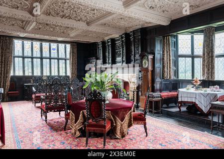 Salle à manger décorative au plafond à Speke Hall, Grade I classé National Trust Tudor Manor House, Liverpool, Angleterre, Royaume-Uni. Banque D'Images