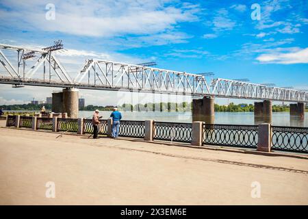 Le pont ferroviaire de Novossibirsk est un pont ferroviaire situé au carrefour de la branche principale de chemin de fer transsibérien et la rivière Ob Banque D'Images