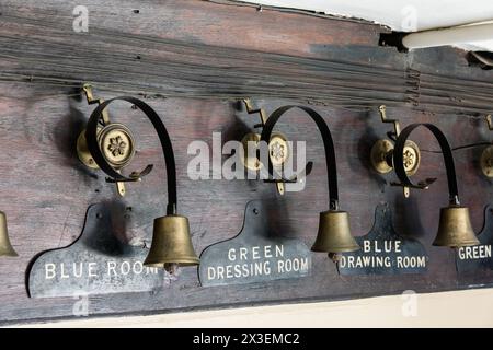 Cloches de serviteur à Speke Hall, Grade I listé National Trust Tudor Manor House, Liverpool, Angleterre, Royaume-Uni. Banque D'Images