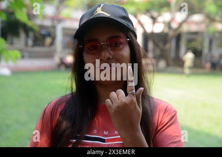 Silguri, Bengale occidental, INDE. 26 avril 2024. Madhumita Debnath, une jeune fille de 18 ans, pose pour une photo alors qu'elle montre son doigt marqué encré après avoir lancé son bulletin de vote pour la première fois à l'école de filles de Siliguri qui est utilisée comme bureau de vote pendant la deuxième phase du vote des élections générales indiennes à Siliguri. (Crédit image : © Diptendu Dutta/ZUMA Press Wire) USAGE ÉDITORIAL SEULEMENT! Non destiné à UN USAGE commercial ! Banque D'Images