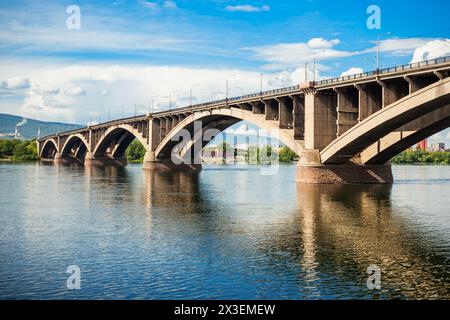 Pont communal est un pont piétonnier et automobile à travers le fleuve Ienisseï à Krasnoyarsk, Russie Banque D'Images