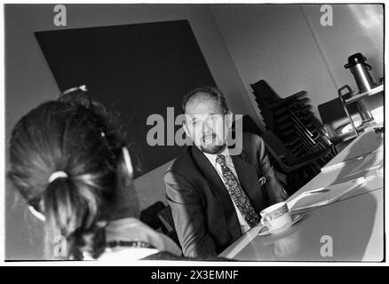 JON OWEN JONES, député TRAVAILLISTE, 1993 : le député du Parti travailliste gallois Jon Owen Jones interviewé au Cardiff Students Union, Cardiff, pays de Galles, Royaume-Uni le 8 novembre 1993. Photo : Rob Watkins. INFO : Jon Owen Jones, un politicien travailliste britannique né le 27 novembre 1950 à Cardiff, au pays de Galles, a été député de Cardiff Central de 1992 à 2005. Connu pour son plaidoyer sur les questions environnementales et les affaires galloises, il a occupé des postes ministériels dans divers départements au cours de sa carrière politique. Banque D'Images