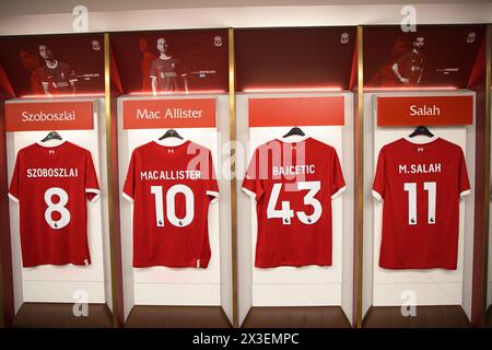 Angleterre, Liverpool - 29 décembre 2023 : maillots du Liverpool FC pour Dominik Szoboszlai, Alexis Mac Allister, Stefan Bajcetic et Mohamed Salah. Banque D'Images