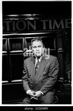 PETER SISSONS, QUESTION TIME, 1993 : un portrait du présentateur de télévision Peter Sissons (1942-2019) lors d'un enregistrement de question Time aux Culverhouse Cross ITV Studios à Cardiff, pays de Galles, le 18 mars 1993. INFO : question Time, une émission télévisée d'actualité de la BBC, fournit une plate-forme pour le débat et la discussion politiques. Diffusé depuis 1979, il présente un panel de politiciens, de journalistes et de personnalités publiques qui s’engagent dans des échanges animés sur des questions d’actualité auxquelles la nation est confrontée. Banque D'Images