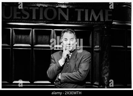 PETER SISSONS, QUESTION TIME, 1993 : un portrait du présentateur de télévision Peter Sissons (1942-2019) lors d'un enregistrement de question Time aux Culverhouse Cross ITV Studios à Cardiff, pays de Galles, le 18 mars 1993. INFO : question Time, une émission télévisée d'actualité de la BBC, fournit une plate-forme pour le débat et la discussion politiques. Diffusé depuis 1979, il présente un panel de politiciens, de journalistes et de personnalités publiques qui s’engagent dans des échanges animés sur des questions d’actualité auxquelles la nation est confrontée. Banque D'Images