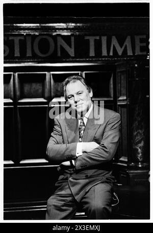 PETER SISSONS, QUESTION TIME, 1993 : un portrait du présentateur de télévision Peter Sissons (1942-2019) lors d'un enregistrement de question Time aux Culverhouse Cross ITV Studios à Cardiff, pays de Galles, le 18 mars 1993. INFO : question Time, une émission télévisée d'actualité de la BBC, fournit une plate-forme pour le débat et la discussion politiques. Diffusé depuis 1979, il présente un panel de politiciens, de journalistes et de personnalités publiques qui s’engagent dans des échanges animés sur des questions d’actualité auxquelles la nation est confrontée. Banque D'Images