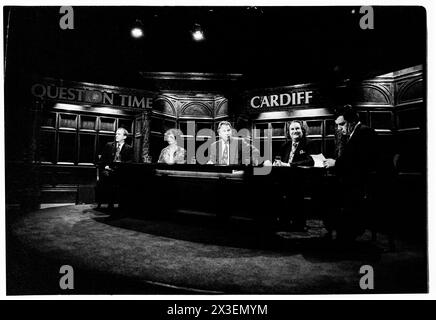 PETER SISSONS, GORDON BROWN, HEURE DES QUESTIONS, 1993 : le présentateur Peter Sissons (1942-2019) et le panel préparent l'enregistrement de l'heure des questions aux Culverhouse Cross ITV Studios à Cardiff, au pays de Galles, le 18 mars 1993. Le panel pour l'émission était : Gordon Brown, John Harvey-Jones, David Hunt, Ieuan Wyn Jones. INFO : question Time, une émission télévisée d'actualité de la BBC, fournit une plate-forme pour le débat et la discussion politiques. Diffusé depuis 1979, il présente un panel de politiciens, de journalistes et de personnalités publiques qui s’engagent dans des échanges animés sur des questions d’actualité auxquelles la nation est confrontée. Banque D'Images