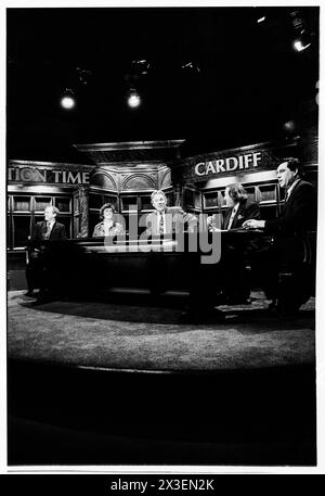 PETER SISSONS, GORDON BROWN, HEURE DES QUESTIONS, 1993 : le présentateur Peter Sissons (1942-2019) et le panel préparent l'enregistrement de l'heure des questions aux Culverhouse Cross ITV Studios à Cardiff, au pays de Galles, le 18 mars 1993. Le panel pour l'émission était : Gordon Brown, John Harvey-Jones, David Hunt, Ieuan Wyn Jones. INFO : question Time, une émission télévisée d'actualité de la BBC, fournit une plate-forme pour le débat et la discussion politiques. Diffusé depuis 1979, il présente un panel de politiciens, de journalistes et de personnalités publiques qui s’engagent dans des échanges animés sur des questions d’actualité auxquelles la nation est confrontée. Banque D'Images