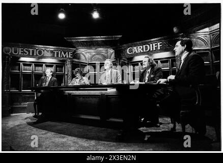 PETER SISSONS, GORDON BROWN, HEURE DES QUESTIONS, 1993 : le présentateur Peter Sissons (1942-2019) et le panel préparent l'enregistrement de l'heure des questions aux Culverhouse Cross ITV Studios à Cardiff, au pays de Galles, le 18 mars 1993. Le panel pour l'émission était : Gordon Brown, John Harvey-Jones, David Hunt, Ieuan Wyn Jones. INFO : question Time, une émission télévisée d'actualité de la BBC, fournit une plate-forme pour le débat et la discussion politiques. Diffusé depuis 1979, il présente un panel de politiciens, de journalistes et de personnalités publiques qui s’engagent dans des échanges animés sur des questions d’actualité auxquelles la nation est confrontée. Banque D'Images