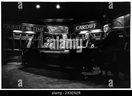 PETER SISSONS, GORDON BROWN, HEURE DES QUESTIONS, 1993 : le présentateur Peter Sissons (1942-2019) et le panel préparent l'enregistrement de l'heure des questions aux Culverhouse Cross ITV Studios à Cardiff, au pays de Galles, le 18 mars 1993. Le panel pour l'émission était : Gordon Brown, John Harvey-Jones, David Hunt, Ieuan Wyn Jones. INFO : question Time, une émission télévisée d'actualité de la BBC, fournit une plate-forme pour le débat et la discussion politiques. Diffusé depuis 1979, il présente un panel de politiciens, de journalistes et de personnalités publiques qui s’engagent dans des échanges animés sur des questions d’actualité auxquelles la nation est confrontée. Banque D'Images