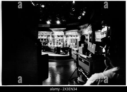 PETER SISSONS, GORDON BROWN, HEURE DES QUESTIONS, 1993 : le présentateur Peter Sissons (1942-2019) et le panel préparent l'enregistrement de l'heure des questions aux Culverhouse Cross ITV Studios à Cardiff, au pays de Galles, le 18 mars 1993. Le panel pour l'émission était : Gordon Brown, John Harvey-Jones, David Hunt, Ieuan Wyn Jones. INFO : question Time, une émission télévisée d'actualité de la BBC, fournit une plate-forme pour le débat et la discussion politiques. Diffusé depuis 1979, il présente un panel de politiciens, de journalistes et de personnalités publiques qui s’engagent dans des échanges animés sur des questions d’actualité auxquelles la nation est confrontée. Banque D'Images