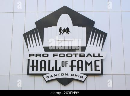 Canton, Ohio, États-Unis - 3 août 2023 : L'image montre un panneau sur le côté d'un bâtiment qui indique Pro Football Hall of Fame. Le signe est clairement visible Banque D'Images