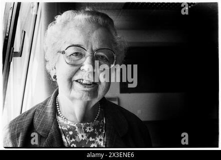 BARONNE WHITE, POLITICIENNE PIONNIÈRE, 1995 : femme politique pionnière du Parti travailliste Eirene White, baronne White (1909-1999) photographiée lors d'une cérémonie de remise des prix à vie au Syndicat des étudiants de l'Université de Cardiff le 7 juin 1995. Photo : Rob Watkins. INFO : la baronne Eirene White, une politicienne travailliste britannique née en 1909 était une figure éminente de la politique galloise et britannique d'après-guerre. En tant que députée pendant 20 ans (1950-1970) et plus tard en tant que pair à vie, elle défend des causes progressistes, en particulier le bien-être social et les droits des femmes, laissant un impact durable sur la société britannique. Banque D'Images