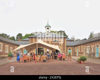 Visiteurs dans la cour stable de la résidence de campagne du monarque britannique, Sandringham House, Angleterre. Banque D'Images