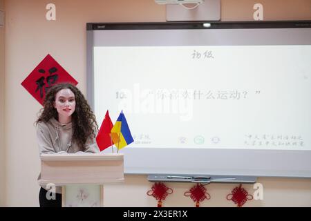 Kiev, Ukraine. 24 avril 2024. Un étudiant participe à un concours de langue chinoise à Kiev, Ukraine, le 24 avril 2024. L'Institut Confucius de l'Université linguistique nationale de Kiev (KNLU) a organisé un concours de langue chinoise pour les étudiants ukrainiens pour la première fois en quatre ans. Le concours organisé mercredi a attiré 23 apprenants chinois de la capitale ukrainienne et de la ville orientale de Kharkiv. Credit : Roman Petushkov/Xinhua/Alamy Live News Banque D'Images