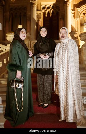 Istanbul, Turquie. 24 avril 2024. Les membres de la marque indonésienne Buttonscarves assistent à la soirée de bienvenue de l’événement Istanbul Modest Fashion week 2024 organisé par Think Fashion au Ciragan Palace à Istanbul, organisé par Buttonscarves et Salambooking. Crédit : SOPA images Limited/Alamy Live News Banque D'Images