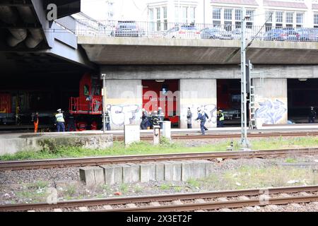 Arbeitszug am Hamburger Hauptbahnhof entgleist. AM Nordkopf des Hauptbahnhofes ist gegen 15,49 Uhr die Lokomotive eines Arbeitszugs der Bahn entgleist. Aktuell wird ein S-Bahnzug evakuiert, in dem sich zahlreiche Fahrgäste befanden. Der S-Bahnverkehr ist aktuell eingestellt. Die Feuerwehr ist mit einem Großaufgebot vor Ort. Ein Statiker muss anrücken der der Zug ist gegen die Ernst Merck Brücke gefahren. Sechs verletzte Personen, eine person schwerverletzt, eine Mittelschwer und vier leichtverletzte unter ihnen der Zugführer des Arbeitszuges. WEITERE mises à jour dans Kuerze. Hambourg, der 26.04.2024 Banque D'Images