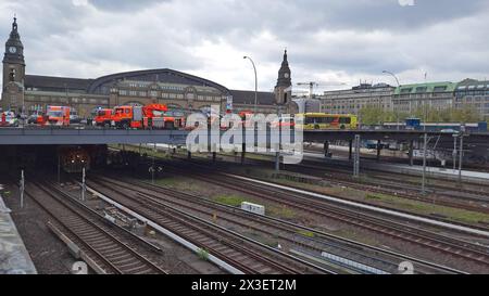 DATE D'ENREGISTREMENT NON INDIQUÉE Arbeitszug am Hamburger Hauptbahnhof entgleist. AM Nordkopf des Hauptbahnhofes ist gegen 15,49 Uhr die Lokomotive eines Arbeitszugs der Bahn entgleist. Aktuell wird ein S-Bahnzug evakuiert, in dem sich zahlreiche Fahrgäste befanden. Der S-Bahnverkehr ist aktuell eingestellt. Die Feuerwehr ist mit einem Großaufgebot vor Ort. Ein Statiker muss anrücken der der Zug ist gegen die Ernst Merck Brücke gefahren. Sechs verletzte Personen, eine person schwerverletzt, eine Mittelschwer und vier leichtverletzte unter ihnen der Zugführer des Arbeitszuges. WEITERE mises à jour dans Kuerze. H Banque D'Images