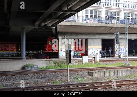 Arbeitszug am Hamburger Hauptbahnhof entgleist. AM Nordkopf des Hauptbahnhofes ist gegen 15,49 Uhr die Lokomotive eines Arbeitszugs der Bahn entgleist. Aktuell wird ein S-Bahnzug evakuiert, in dem sich zahlreiche Fahrgäste befanden. Der S-Bahnverkehr ist aktuell eingestellt. Die Feuerwehr ist mit einem Großaufgebot vor Ort. Ein Statiker muss anrücken der der Zug ist gegen die Ernst Merck Brücke gefahren. Sechs verletzte Personen, eine person schwerverletzt, eine Mittelschwer und vier leichtverletzte unter ihnen der Zugführer des Arbeitszuges. WEITERE mises à jour dans Kuerze. Hambourg, der 26.04.2024 Banque D'Images