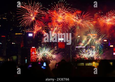 Feu d'artifice sur le réveillon du nouvel an chinois à Hong Kong, Chine avec des gratte-ciel en arrière-plan Banque D'Images