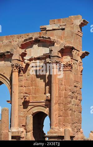 TOURISME - CULTURE - ARCHÉOLOGIE - ALGÉRIE. Arc de Trajan - ruines romaines. Timgad, Algérie Banque D'Images