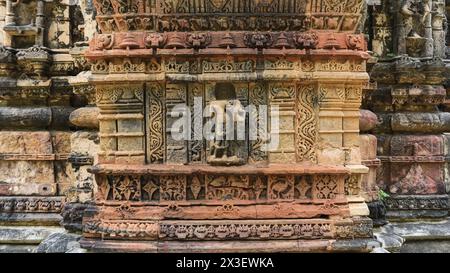 Belles sculptures anciennes de divinités hindoues sur les temples Jain du 15ème siècle, Polo Forest, Antarsumba, Gujarat, Inde. Banque D'Images