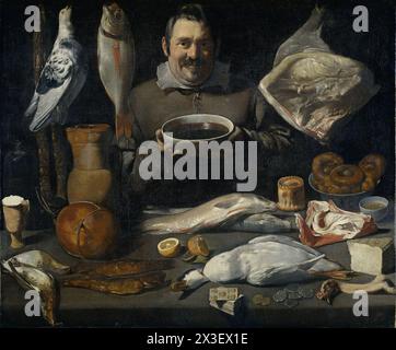 Peinture de natures mortes - scène de cuisine de Bodegón. Le chef de cuisine riant tenant un grand bol de vin rouge dans ses mains se tient derrière une table sur laquelle sont disposées toutes sortes de nourriture : volaille, cailles, canard, dinde, poisson, un maquereau, fromage, viennoiseries, petits pains, saucisses, jambons, pigeon, dorade et trotteur de cochon. Sur le devant un paquet de cartes et un peu de changement lâche est montré.… Banque D'Images