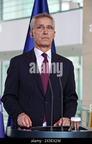 Berlin, Allemagne, 26.4,24, Jens Stoltenberg, secrétaire général de l'OTAN, assiste à des déclarations à la presse avec la chancelière allemande Scholz Banque D'Images