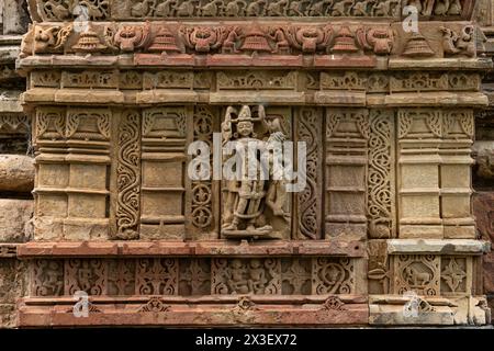 Belles sculptures anciennes de divinités hindoues sur les temples Jain du 15ème siècle, Polo Forest, Antarsumba, Gujarat, Inde. Banque D'Images