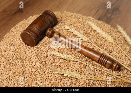 Marteau du juge, épis de blé et grains sur table en bois. Accord agricole Banque D'Images