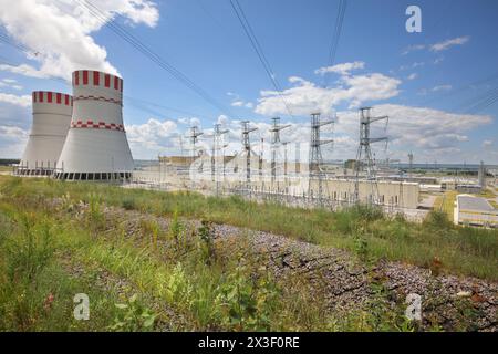 Fumeurs, poteaux avec des fils de centrale thermique atomique au jour d'été Banque D'Images