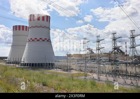 Pipes à fumer, poteaux avec des fils de centrale thermique atomique à l'été Banque D'Images