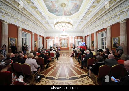 MOSCOU - 16 septembre 2017 : les gens sont assis dans le hall pendant la Grande Catherine Ball (fête de danse) à Tsaritsyno Banque D'Images