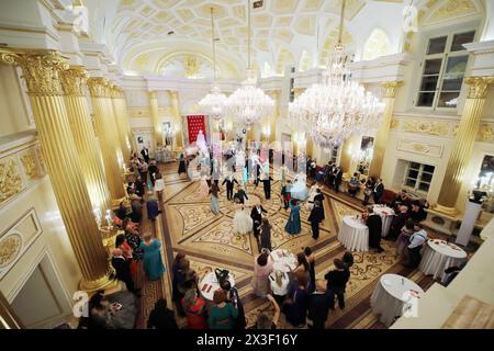 MOSCOU - 16 septembre 2017 : (vue de dessus) danser en paires au Great Catherine Ball (soirée dansante) à Tsaritsyno Banque D'Images